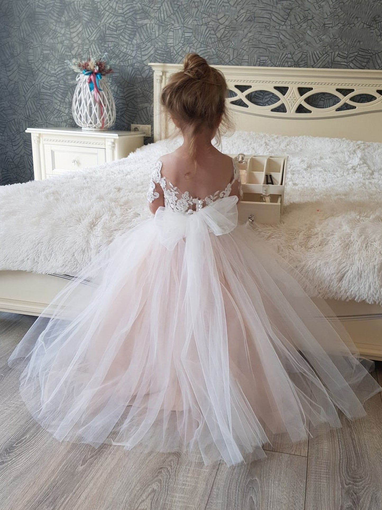 White Ivory Flower Girl Dresses V Neck Bridesmaid with Bow Lace Appqulies Tulle
